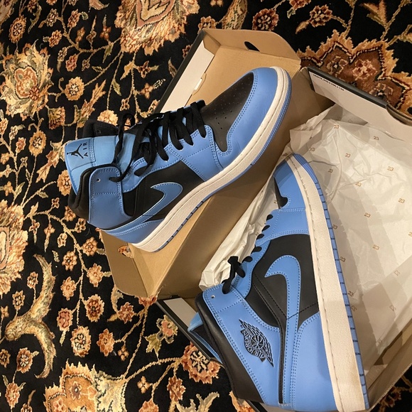 Sneakers - Picture 3 of 9